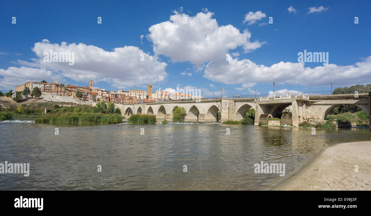 Ciudades Por Donde Pasa El Rio Duero Tordesillas, una ciudad en España con el Duero, la playa y el puente  Fotografía de stock - Alamy