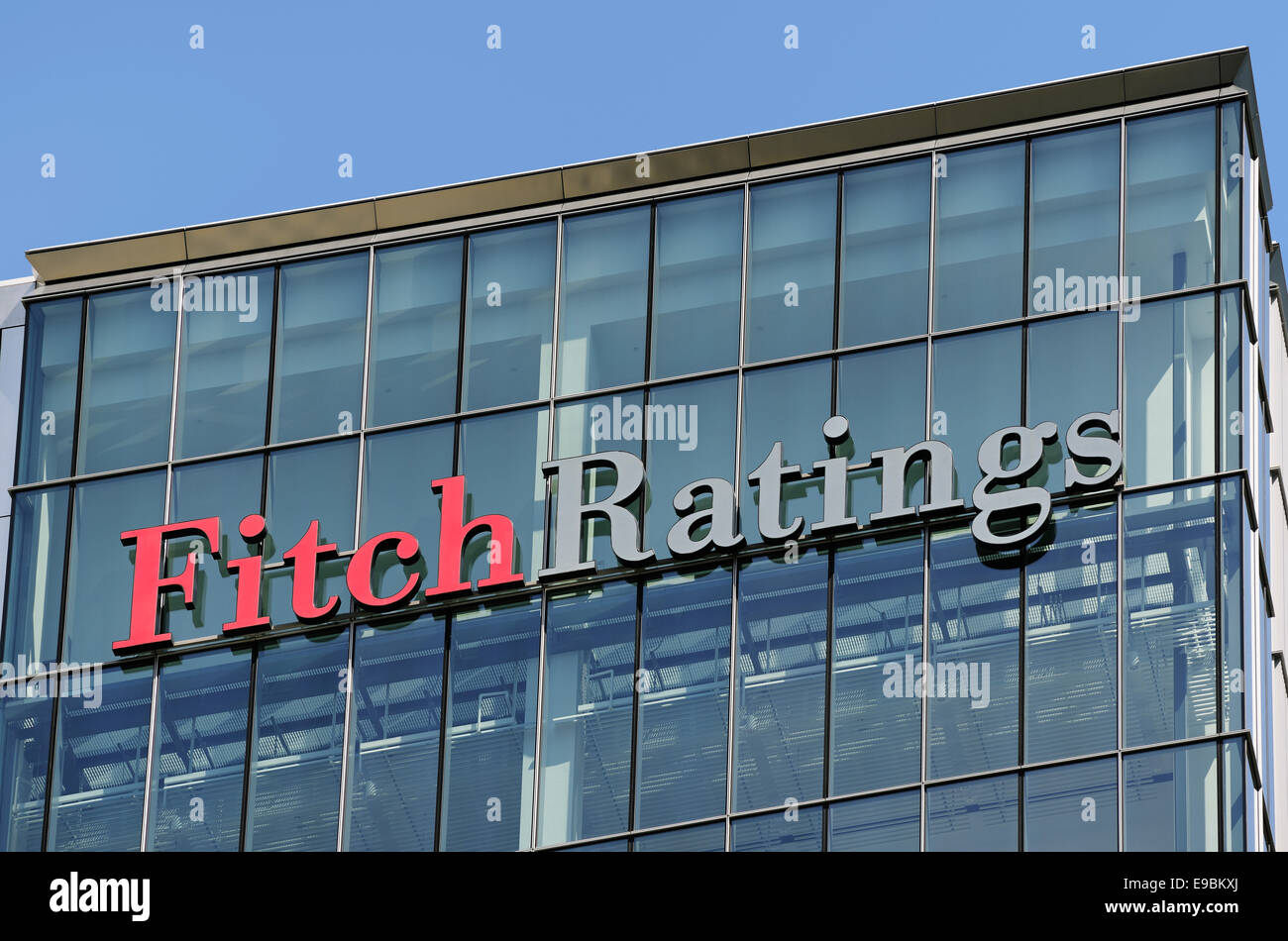 Fitch Ratings firmar en su edificio de oficinas, Canary Wharf, London, UK. Foto de stock