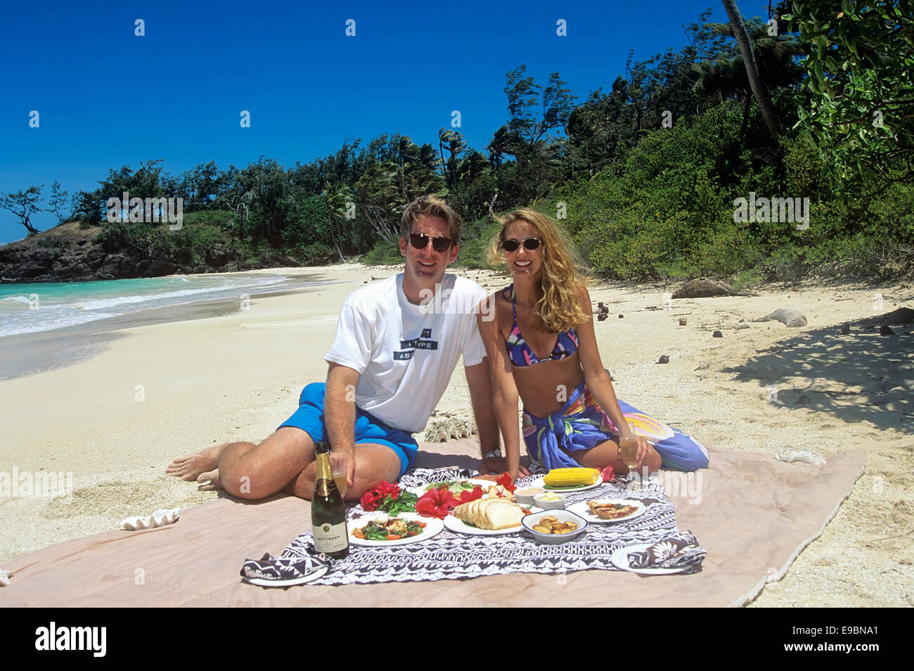 Fuimos de luna de miel la pareja se desliza por una comida en su propia playa privada en la Isla Tortuga, Fiji. Foto de stock