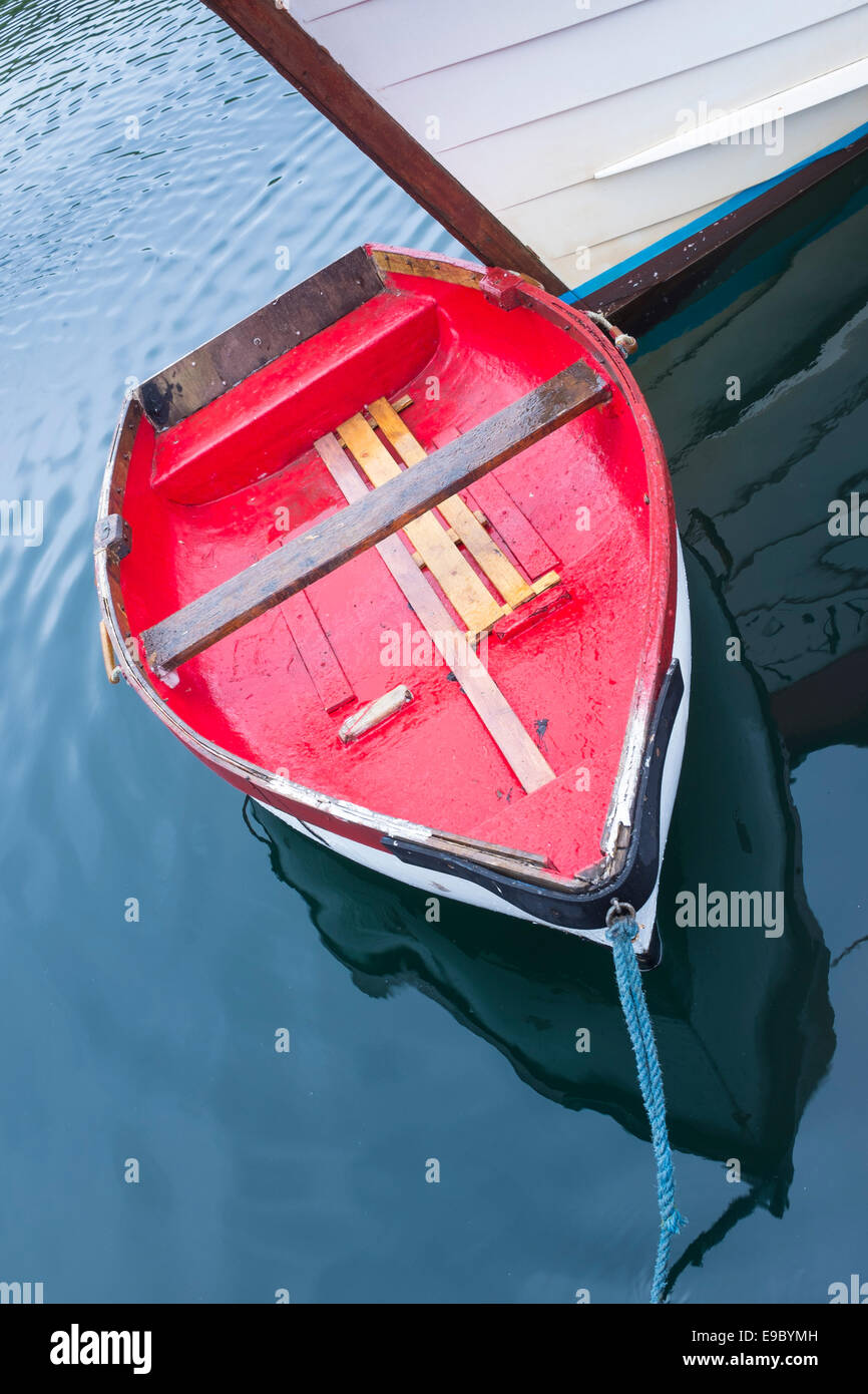 Bote de remos con reflejo rojo Foto de stock