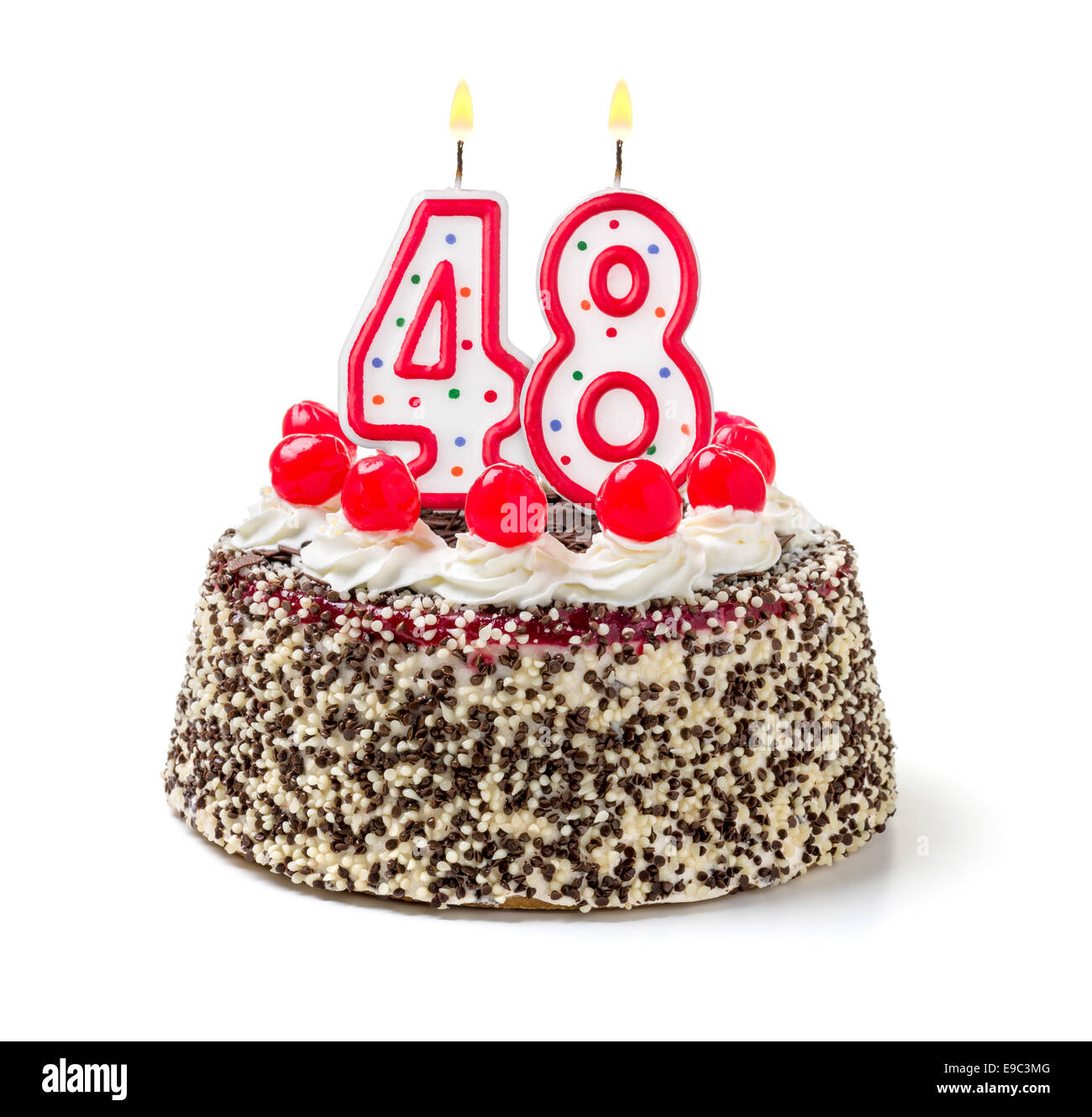 Tarta de cumpleaños con velas encendidas) número 48 Fotografía de stock -  Alamy