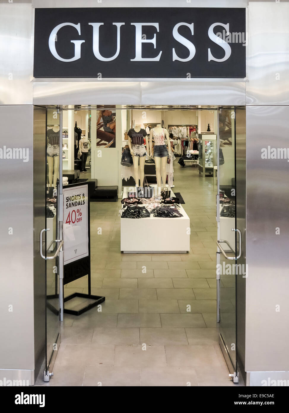 Adivina el letrero de la tienda fotografías e imágenes de alta resolución -  Alamy