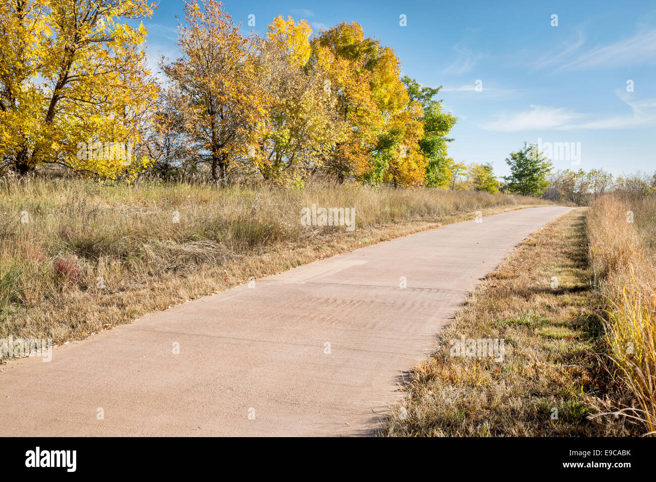 Bike Trail pavimentada a lo largo del río Poudre en Fort Collins, Colorado, paisaje de otoño Foto de stock