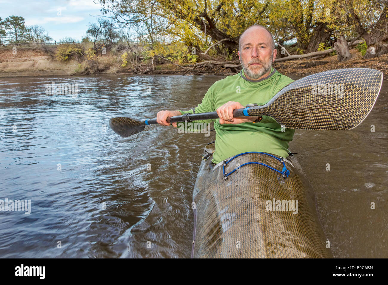 Senior masculino formación paddler en un kayak de mar rápido usado en carreras de aventura, paisaje de otoño, Poudre RIver en Fort Collins, Colorado, Foto de stock