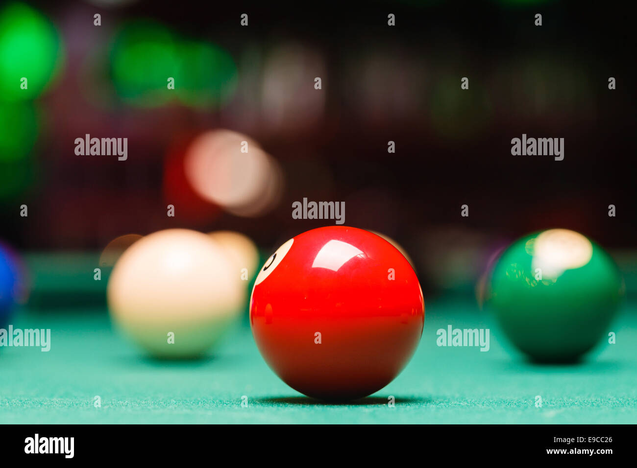Bolas de Billar en una mesa de billar Fotografía de stock - Alamy