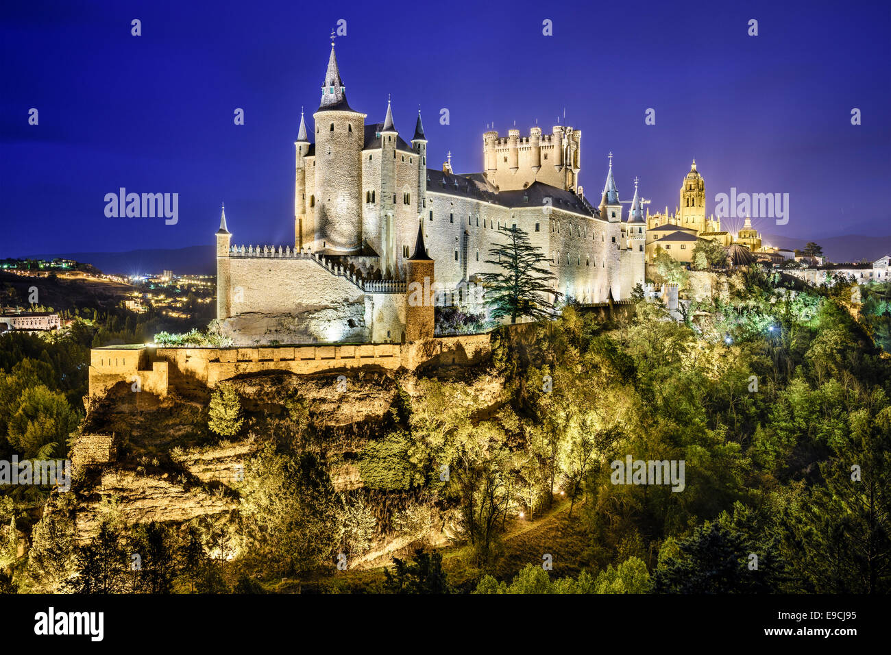 Segovia, España ciudad skyline con el Alcázar en la noche. Foto de stock