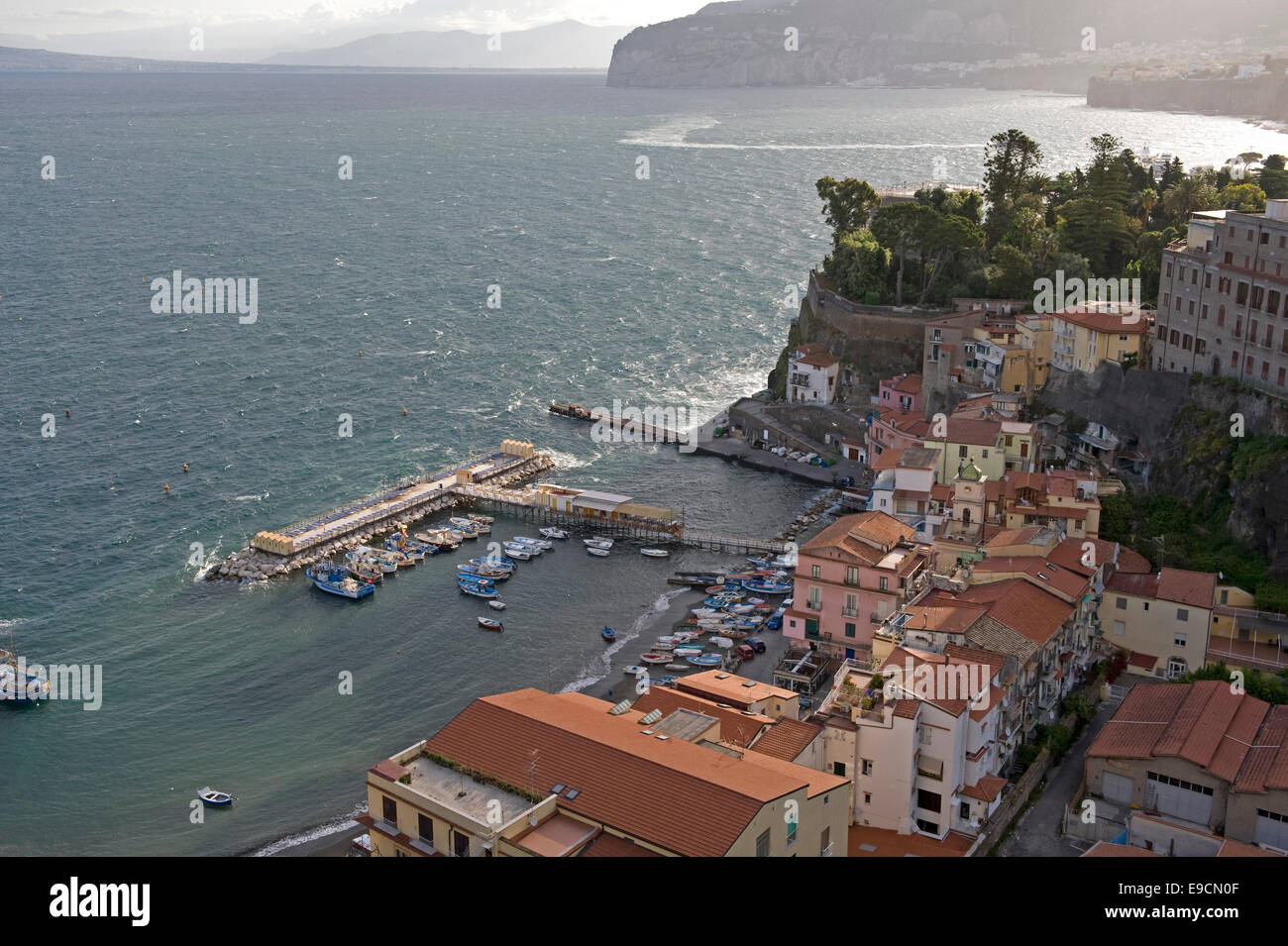 Mirando hacia abajo en el Picolo Grande, el pequeño puerto pesquero en Sorrento en la Bahía de Nápoles, en un buen día con mar picada ou Foto de stock