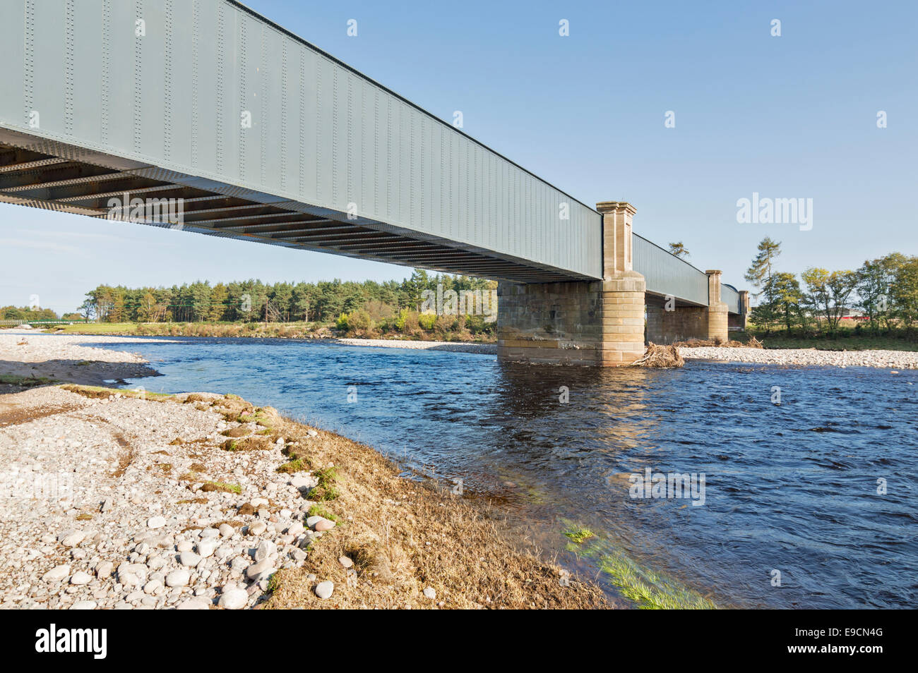 Puente ferroviario sobre el río FINDHORN FORRES después del plan de prevención de inundaciones con el agua que fluye a lo largo de un nuevo lecho fluvial Foto de stock