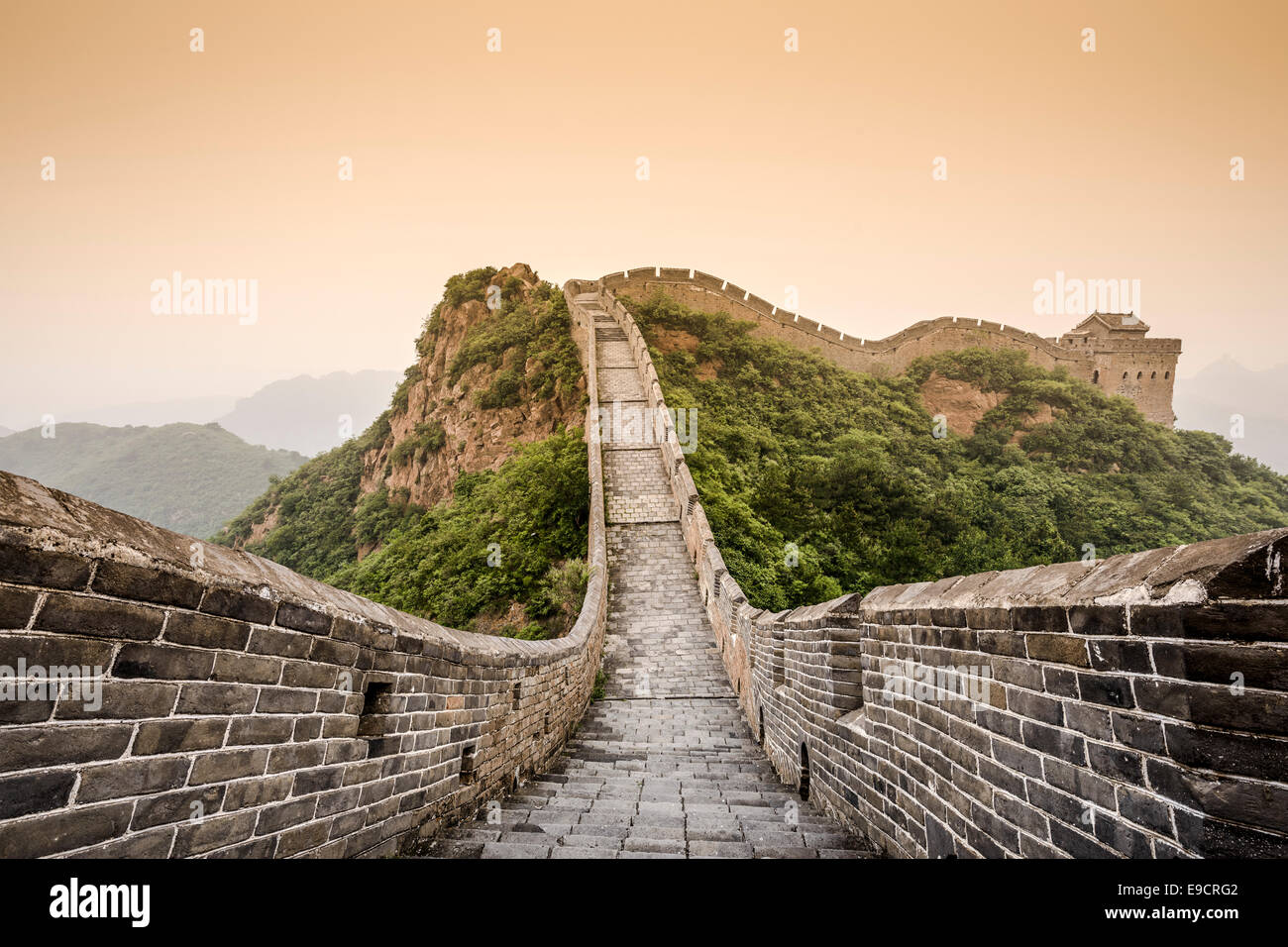 La Gran Muralla de China en la sección tour caminando Jinshanling en un día brumoso. Foto de stock