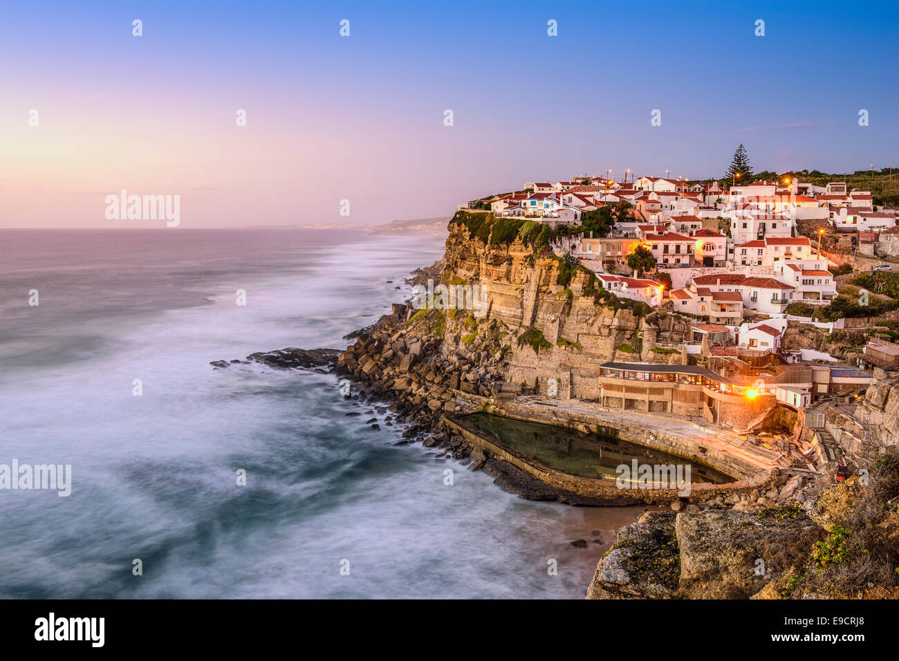 Azenhas do Mar, Sintra, Portugal paisaje urbano en la costa. Foto de stock