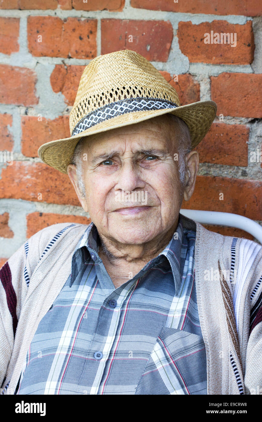 Viejo, hombre simpático con sombrero de paja Fotografía de stock - Alamy