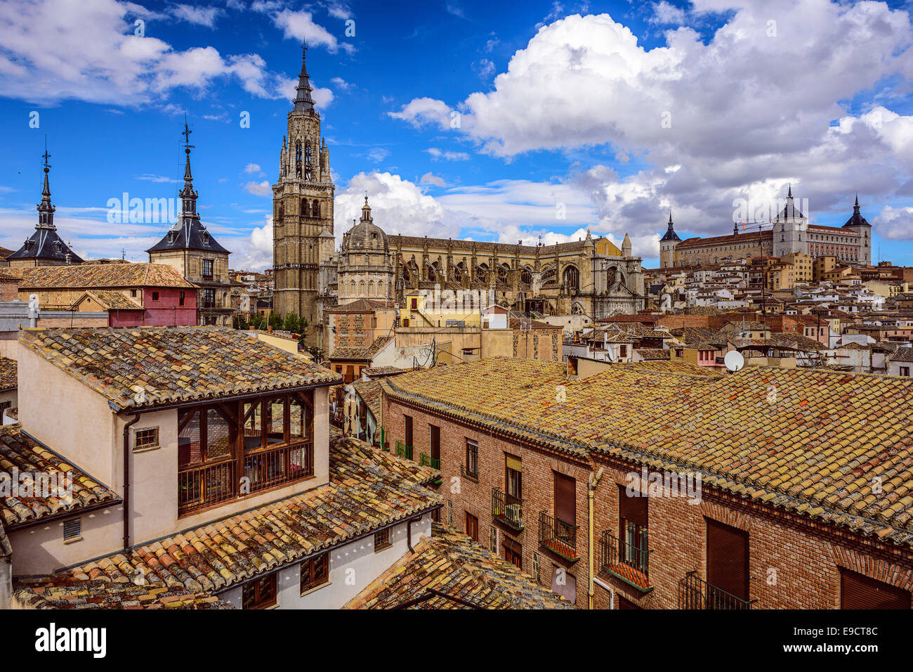 Toledo, España el horizonte de la ciudad, con la Catedral y el Alcázar. Foto de stock
