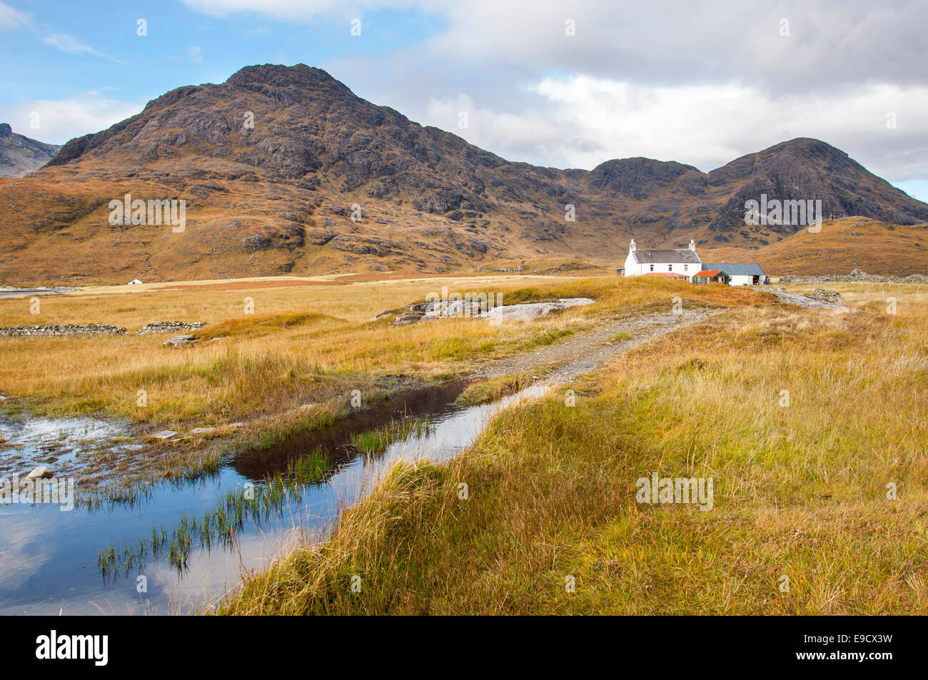 Camasunary, una ubicación remota cerca Elgol en la Isla de Skye. Colores de otoño en el paisaje de páramos. Foto de stock