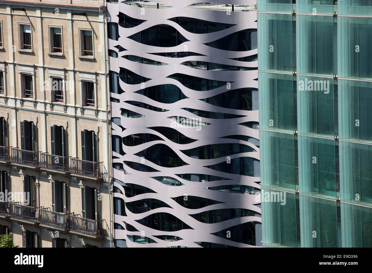Moderno, la arquitectura contemporánea junto al edificio tradicional en  Barcelona, Cataluña, España. En la tienda de Hugo Boss Media Fotografía de  stock - Alamy