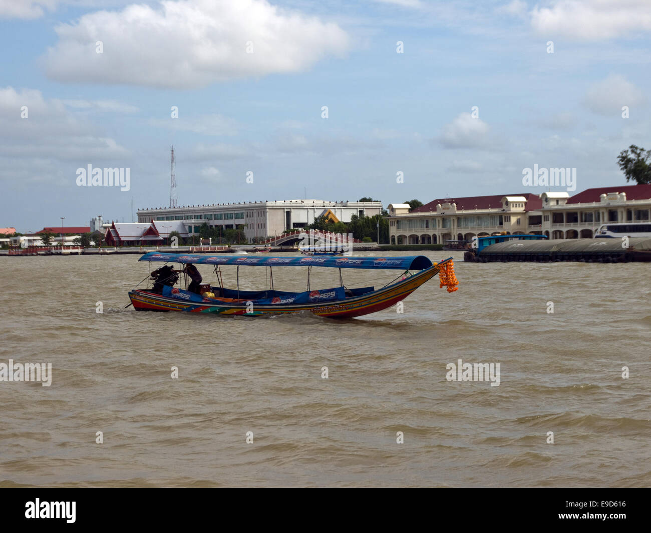 La imagen de la larga cola de barco en el río de bangkok Foto de stock