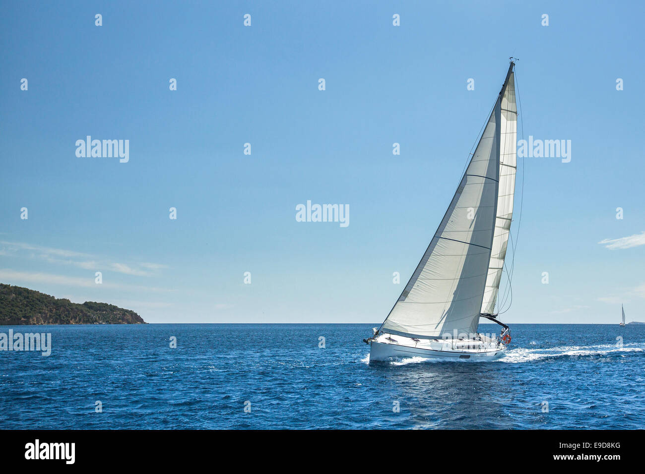 Navegando frente a las costas de Grecia en el Mar Egeo. Los yates de lujo. Foto de stock