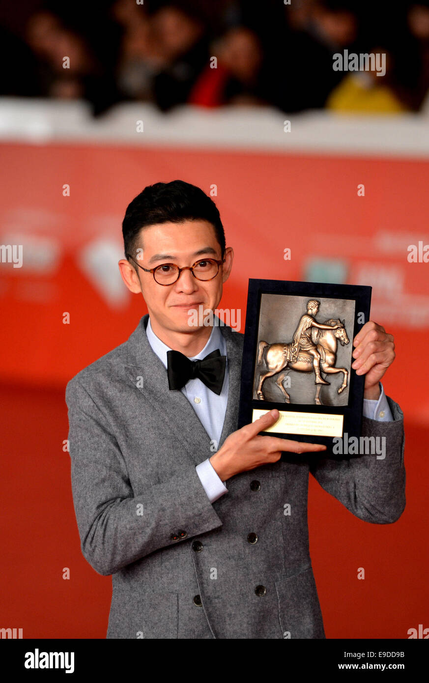 Roma, Italia 25 Oct, 2014. El director chino Xu Ang sostiene el People's Choice Award por su película "12 ciudadanos' durante el 9º Festival Internacional de Cine de Roma en Roma, Italia, 25 de octubre de 2014. Crédito: Xu Nizhi/Xinhua/Alamy Live News Foto de stock