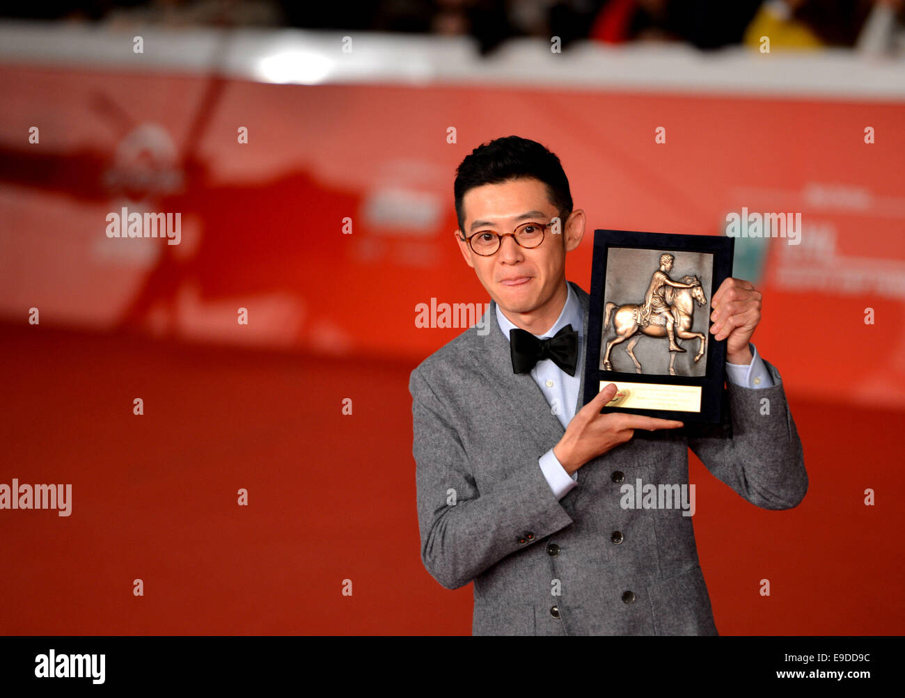 Roma, Italia 25 Oct, 2014. El director chino Xu Ang sostiene el People's Choice Award por su película "12 ciudadanos' durante el 9º Festival Internacional de Cine de Roma en Roma, Italia, 25 de octubre de 2014. Crédito: Xu Nizhi/Xinhua/Alamy Live News Foto de stock