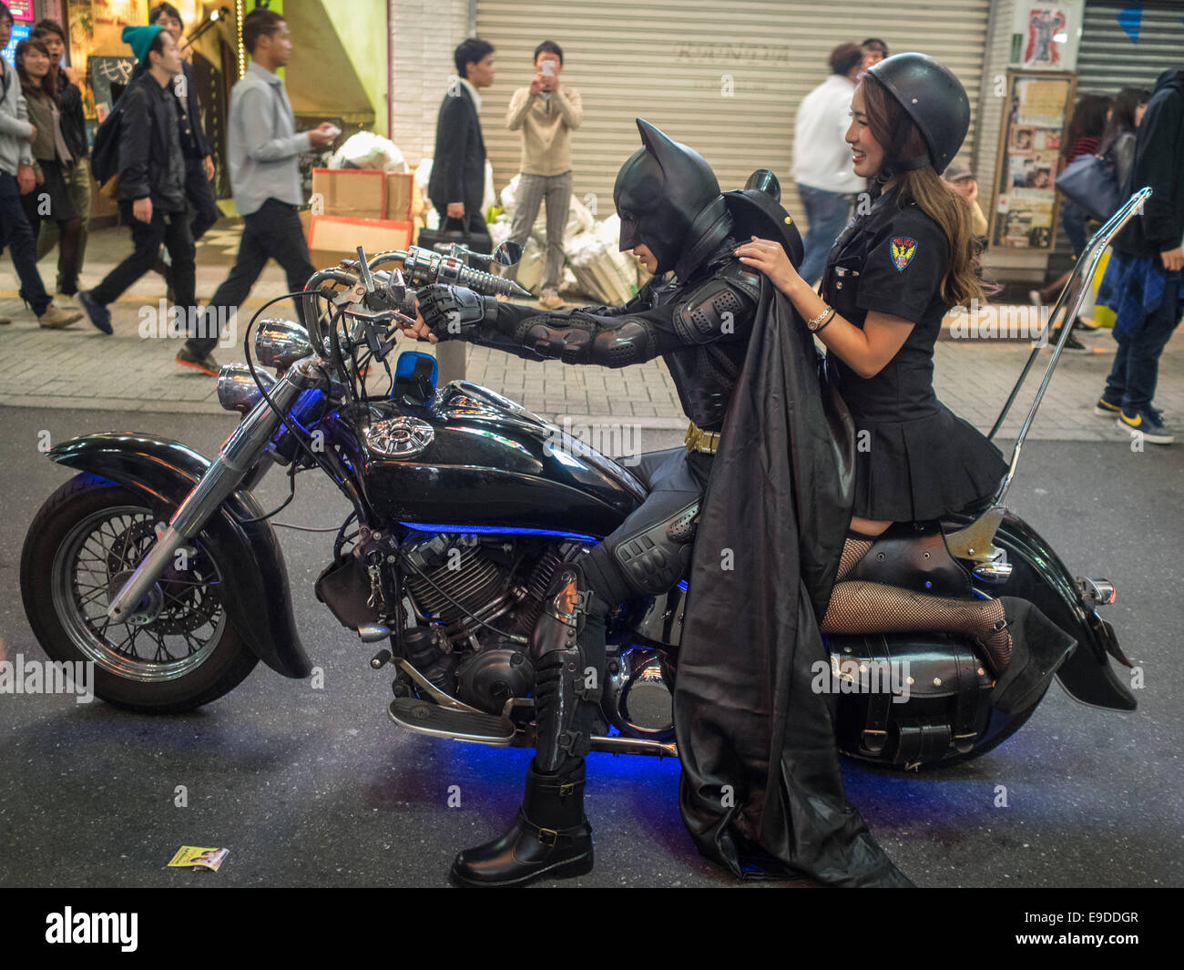 Batman en moto en disfraces de Halloween en Shibuya Fotografía de stock -  Alamy