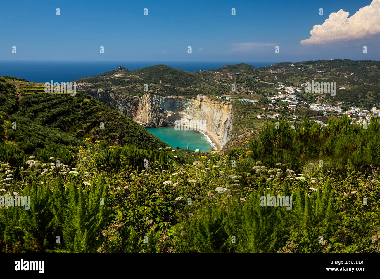 Vista panorámica de la isla mediterránea Costa (Ponza, Italia). Playa en la distancia Foto de stock