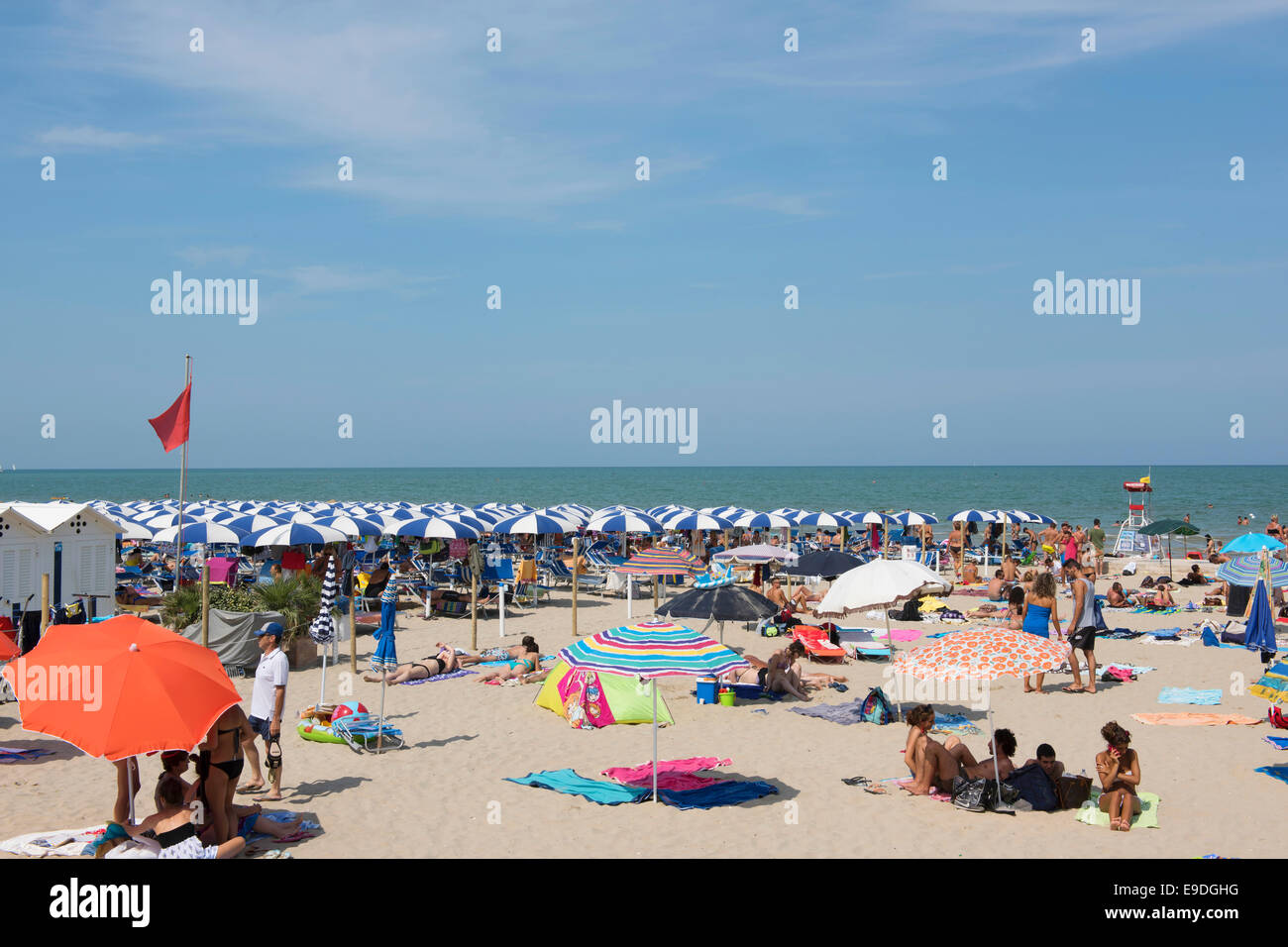 Playa, Gente, sombrilla, Adreatic Mar, Senigallia, Ancona, Marken, Italia, Foto de stock