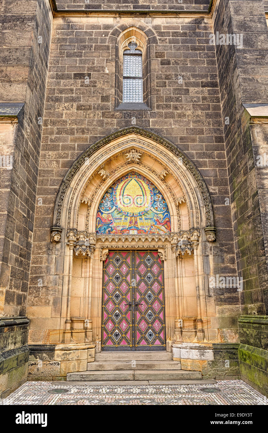Puerta de entrada de la neo-gótica de la Catedral de San Pedro y san Pablo en la fortaleza de Vysehrad, Praga Foto de stock