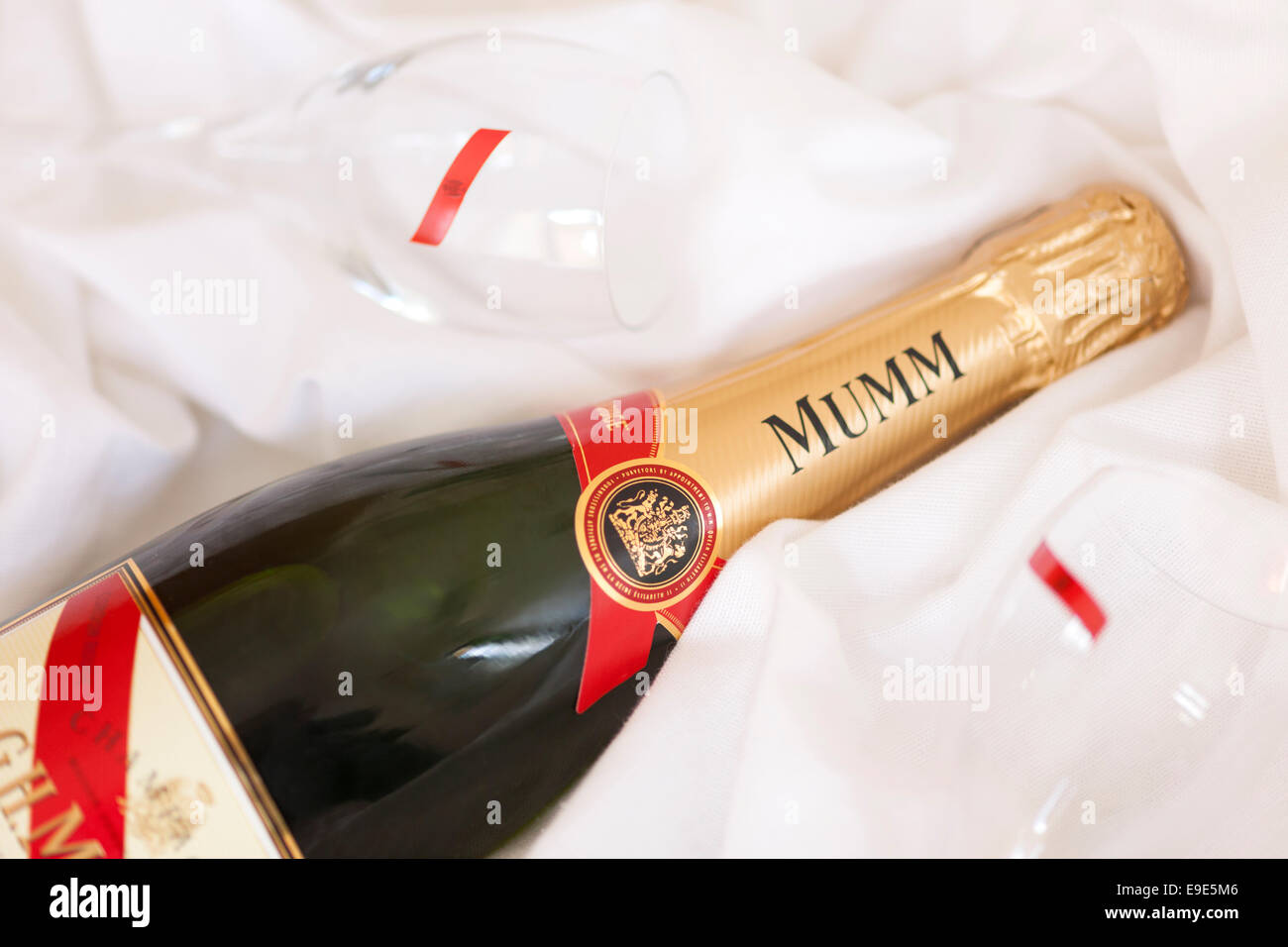 En Paphos, Chipre - Diciembre 12, 2013 Una botella de champaña G.M. Mumm Brut Cordon Rouge y dos copas con G.M. Mumm's etiquetas. Foto de stock