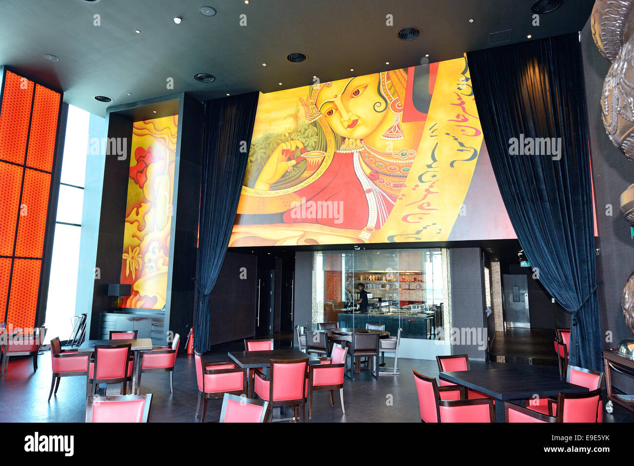 El restaurante del interior del JW Marriott Marquis hotel de Dubai, EAU Foto de stock