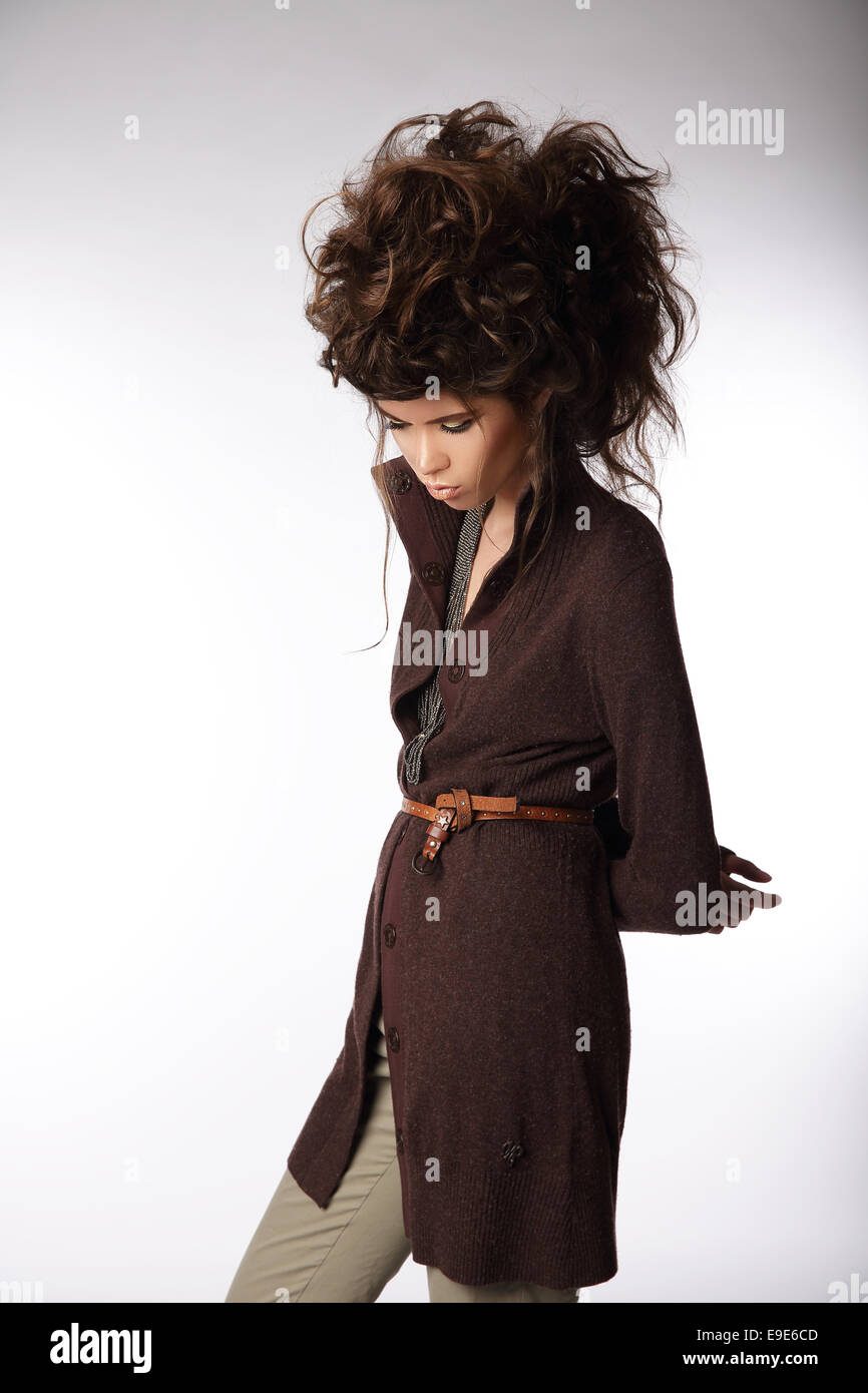 Glamorosa mujer de chaqueta marrón mirando hacia abajo Foto de stock