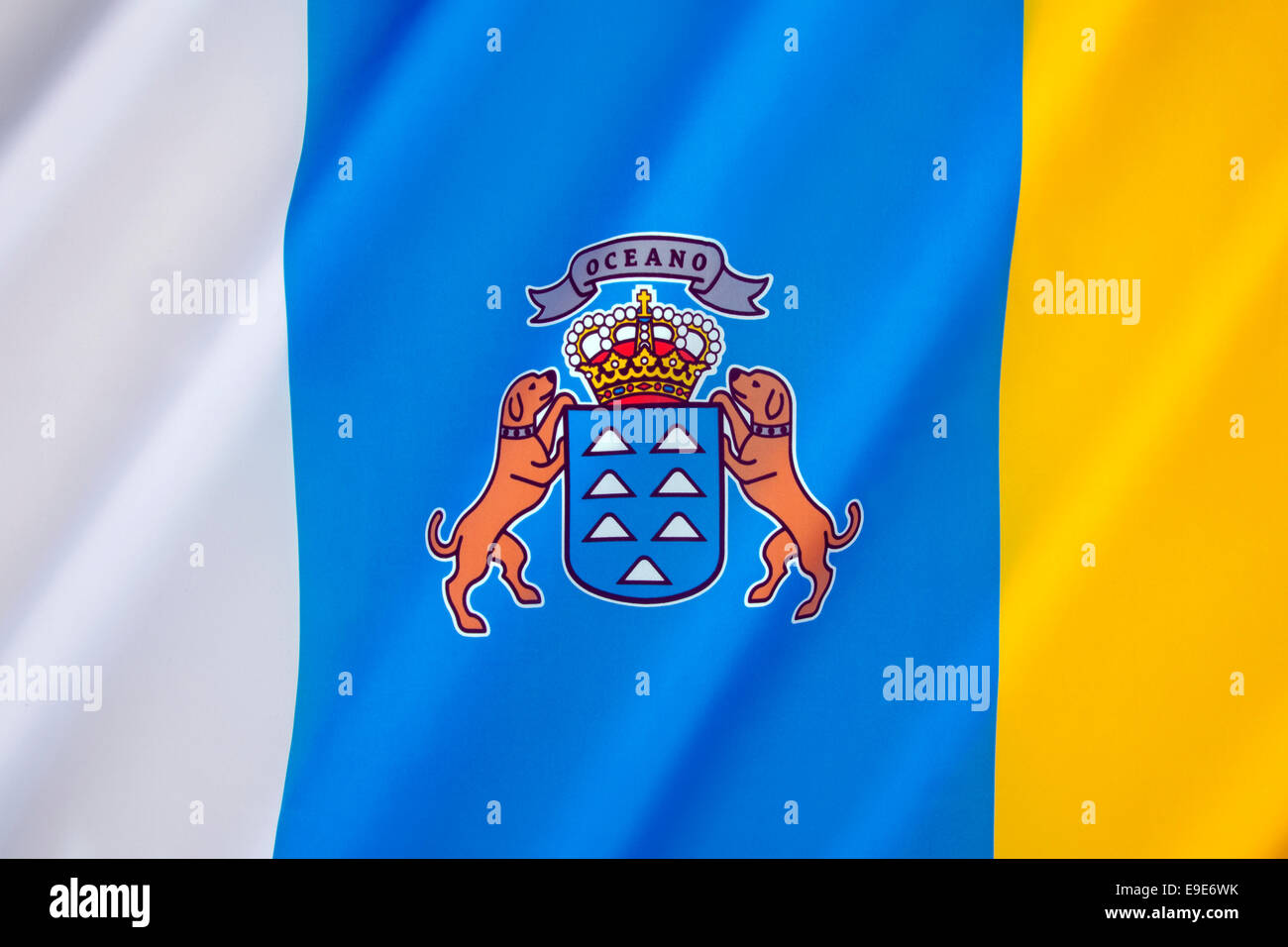 La bandera de la Comunidad Autónoma de las Islas Canarias Foto de stock