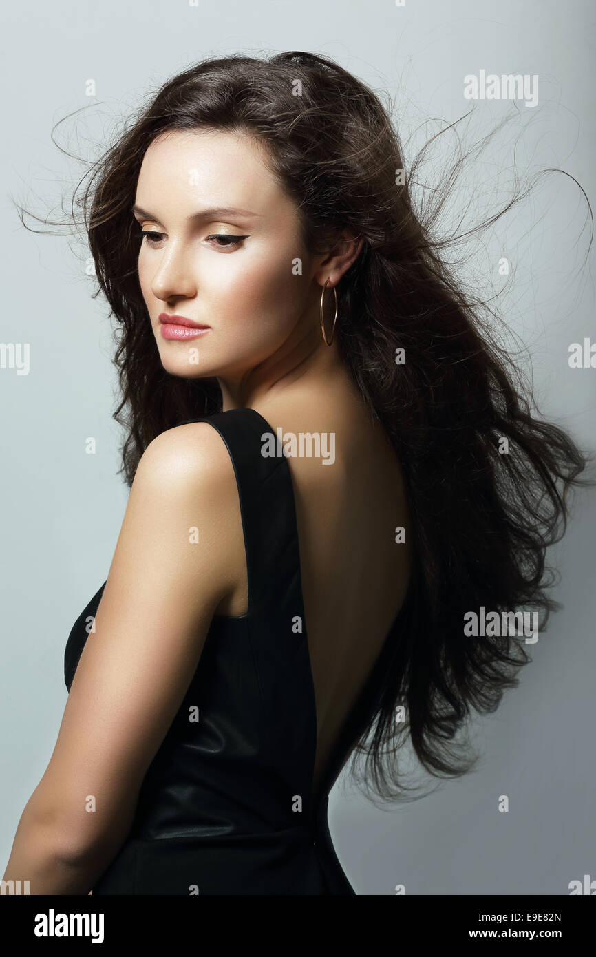 Encanto. Señora aristocrática en vestido negro y melena Foto de stock