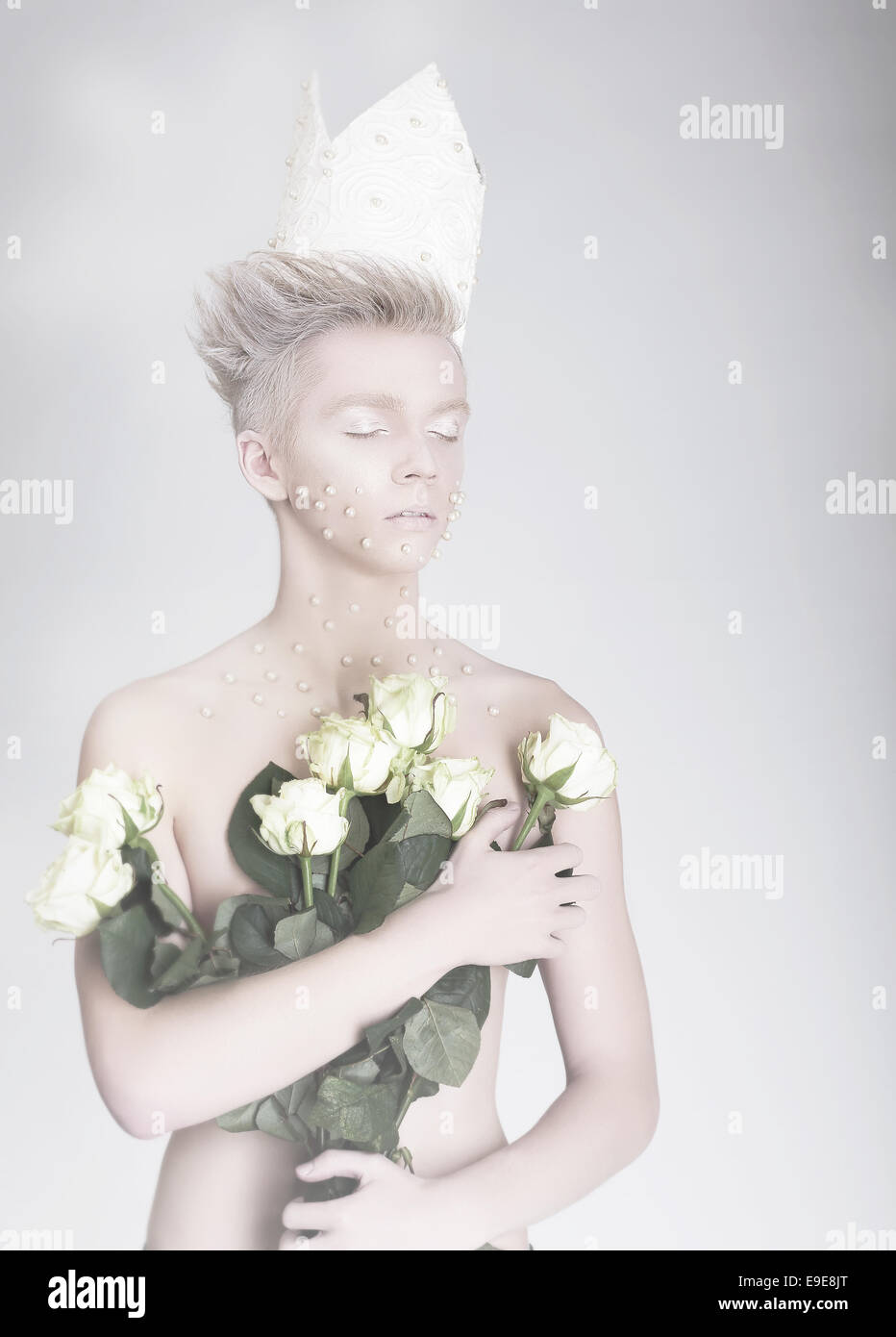 Artistry. Moda joven en Corona de papel con flores. Foto de stock