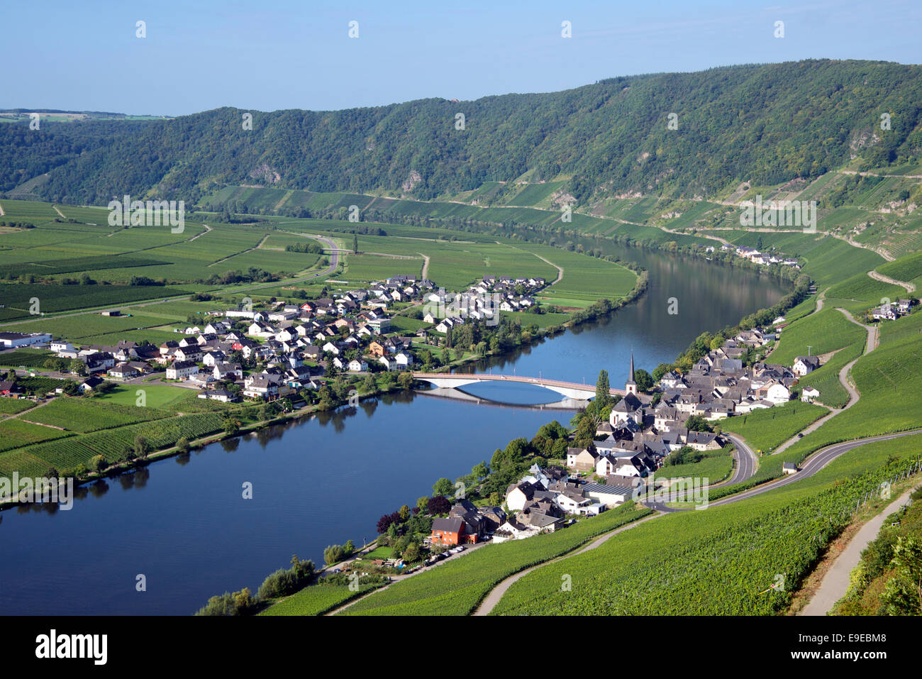 Vista panorámica y aldeas Piesport Niederemmel río Mosela, Alemania Foto de stock