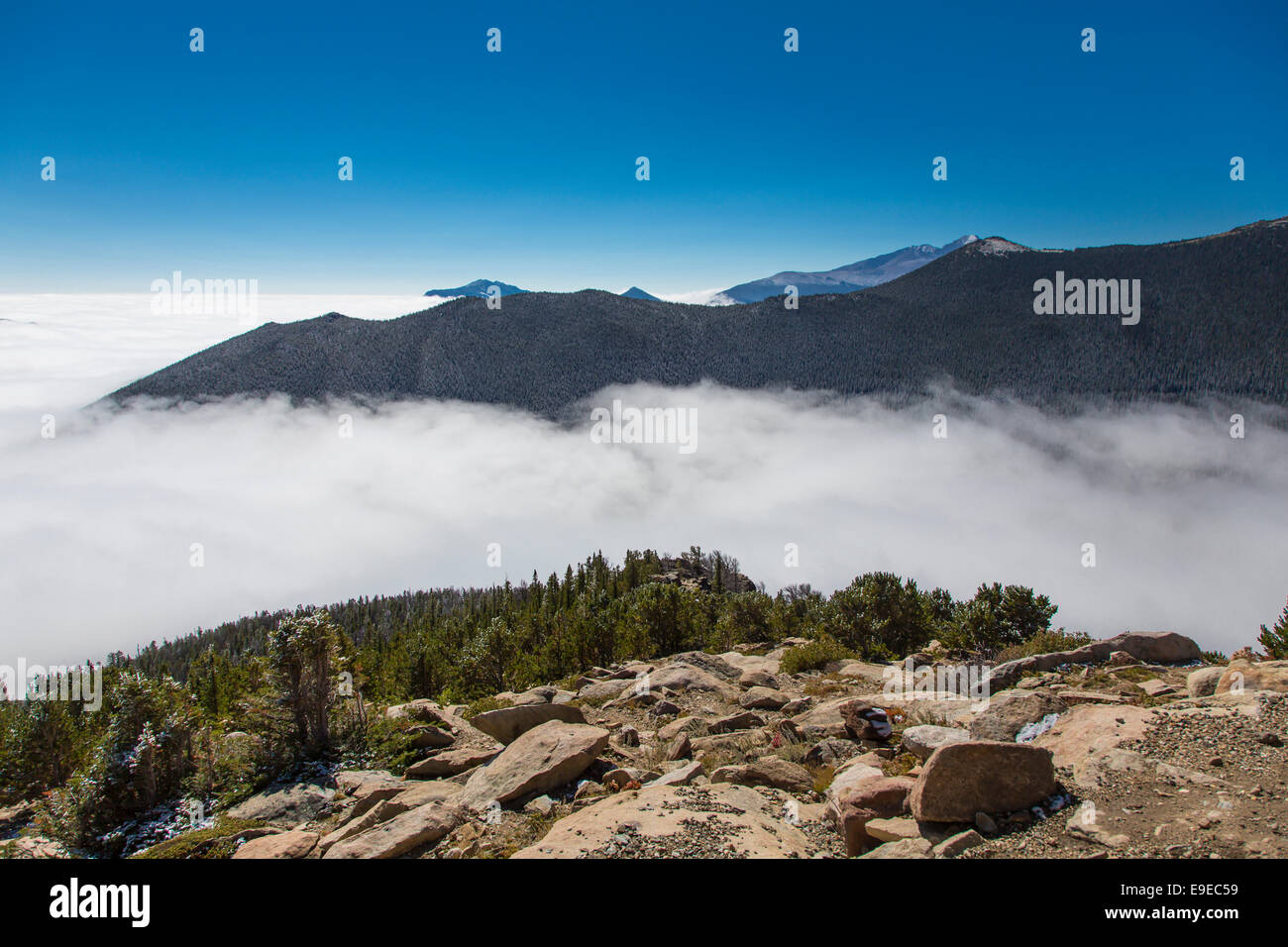 Las nubes debajo de Trail Ridge Road en el Parque Nacional de las Montañas Rocosas de Colorado Foto de stock