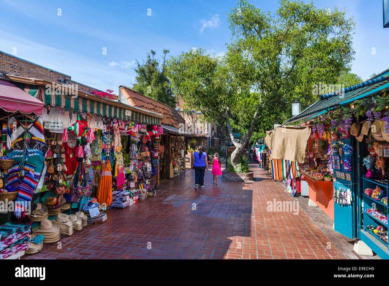 Tiendas y cabinas de mercado en Olvera Street en el distrito histórico de la Plaza de Los Angeles, Los Angeles, California, EE.UU. Foto de stock
