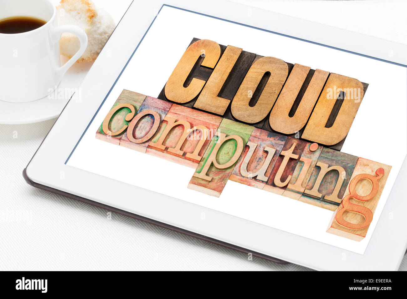 Cloud computing en tipografía de texto Tipo de madera en una tableta digital, taza de café Foto de stock