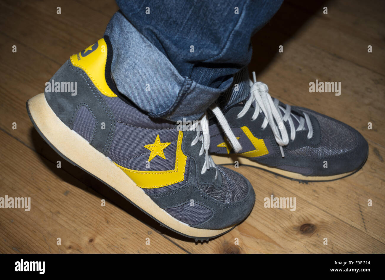 Gárgaras débiles Introducir Converse trainers jeans fotografías e imágenes de alta resolución - Alamy