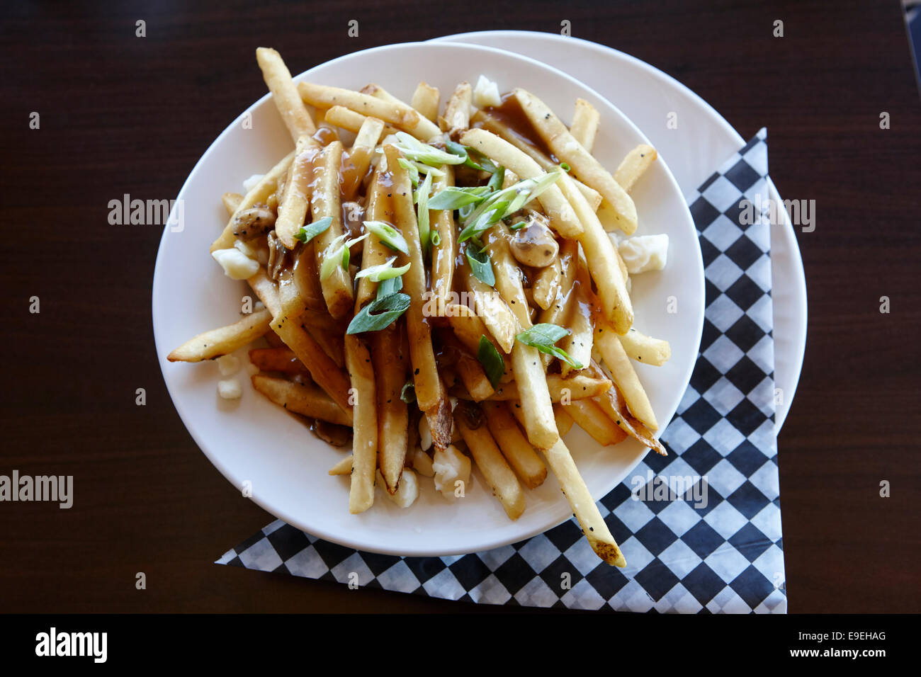 Placa de la poutine papas fritas cubiertas de salsa y queso cuajada Saskatchewan Canadá Foto de stock