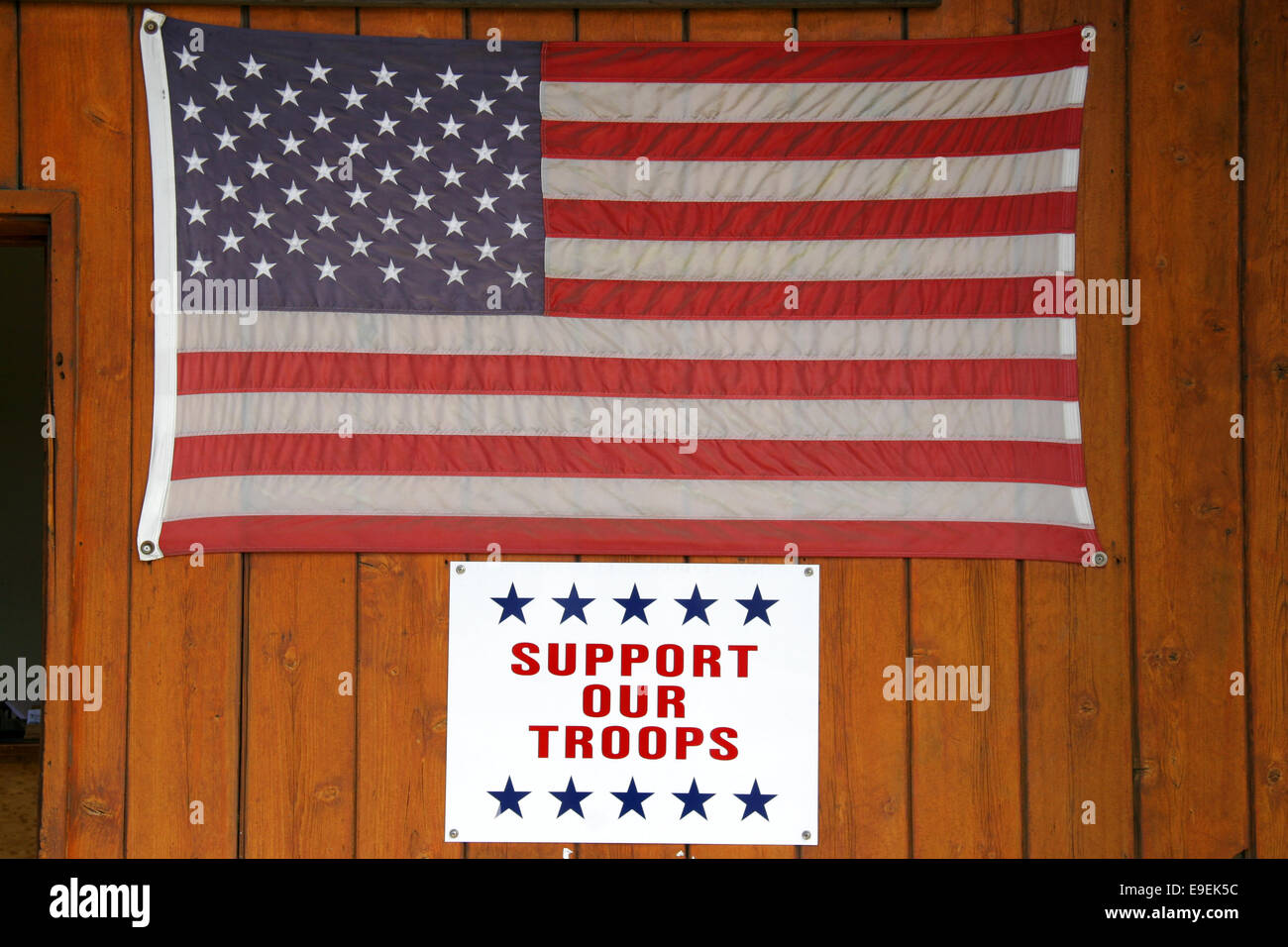Bandera Americana apoyando a las tropas militares. Foto de stock