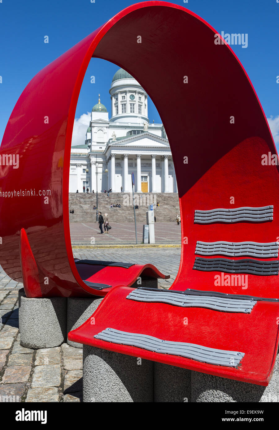 Rollos rojos Diseño de asientos en frente de la Catedral, en la Plaza del Senado de Helsinki la promoción a Helsinki como Capital del Diseño 2012 Foto de stock