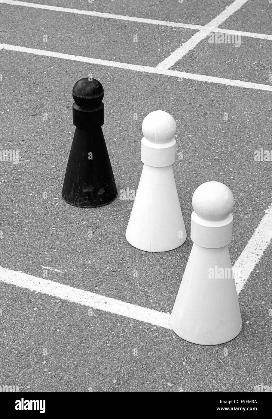 Los peones de ajedrez en una plaza Leucurbad, Suiza Foto de stock