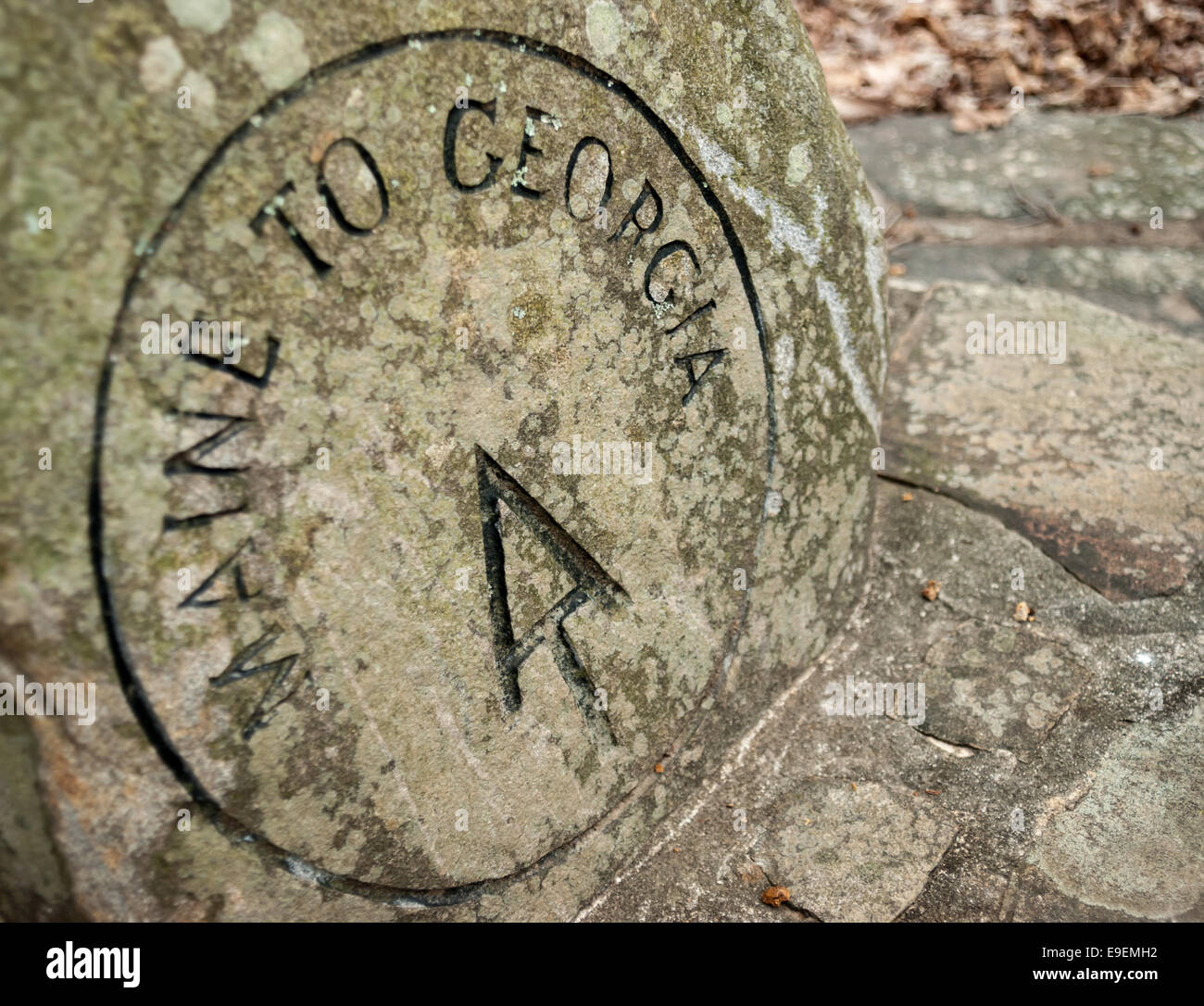 Esta piedra marcador indica el comienzo del sendero en el enfoque de Amicacola State Park a Springer Mountain y en Foto de stock