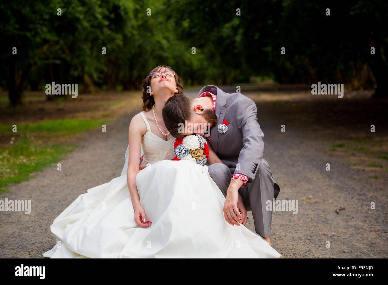 La novia y el novio en el día de su boda al aire libre en Oregon, justo después de la ceremonia de matrimonio. Foto de stock