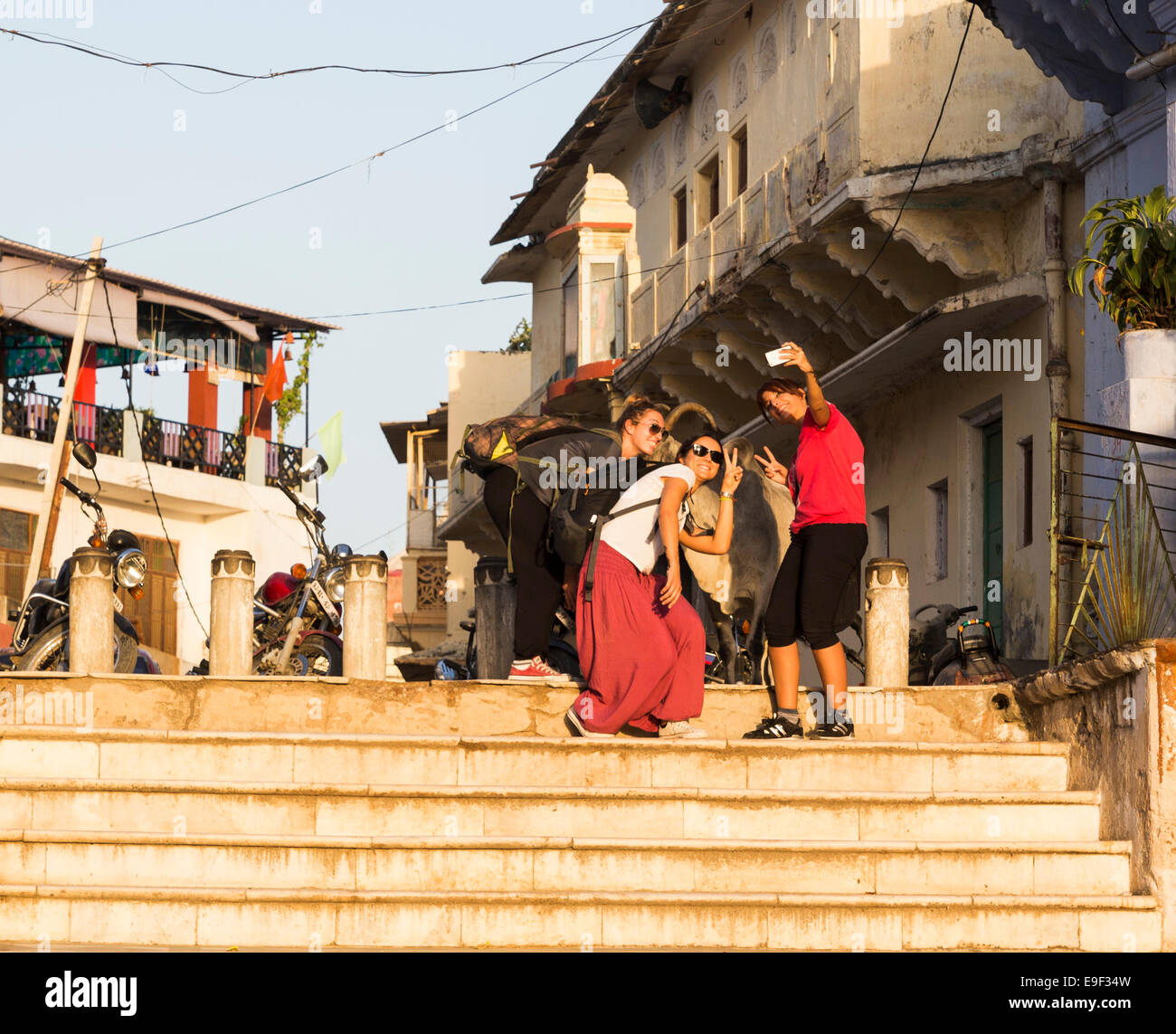 Tres ni as tomando un selfie con una vaca Pushkar Tres ni as tomando un selfie con una vaca Pushkar