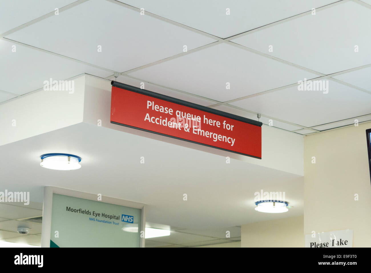 Aquí la cola de signo en el A & E departamento de un hospital de Londres, Inglaterra Foto de stock