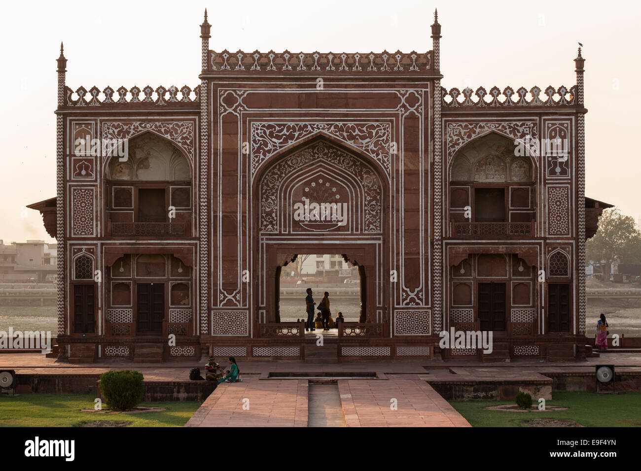 Itimad-ud-Daulah, también conocida como Baby Taj, la tumba de Mizra Ghiyas Beg, Agra, Uttar Pradesh, India Foto de stock