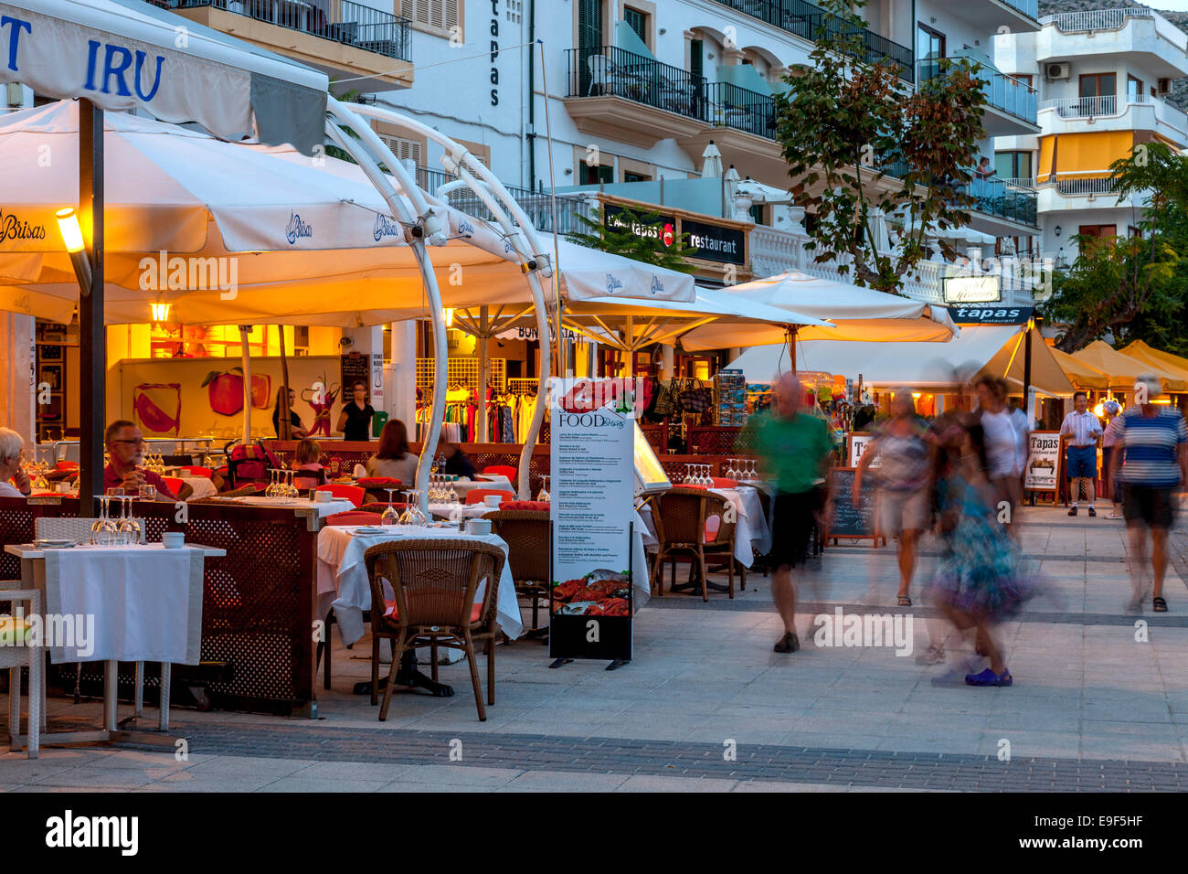 Cafés y restaurantes frente al mar, Puerto de Pollensa, Mallorca - España  Fotografía de stock - Alamy