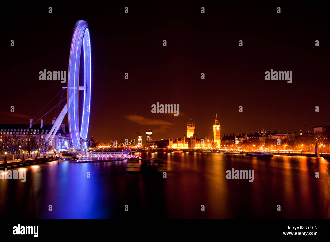 El London Eye y el Big Ben en la noche Foto de stock