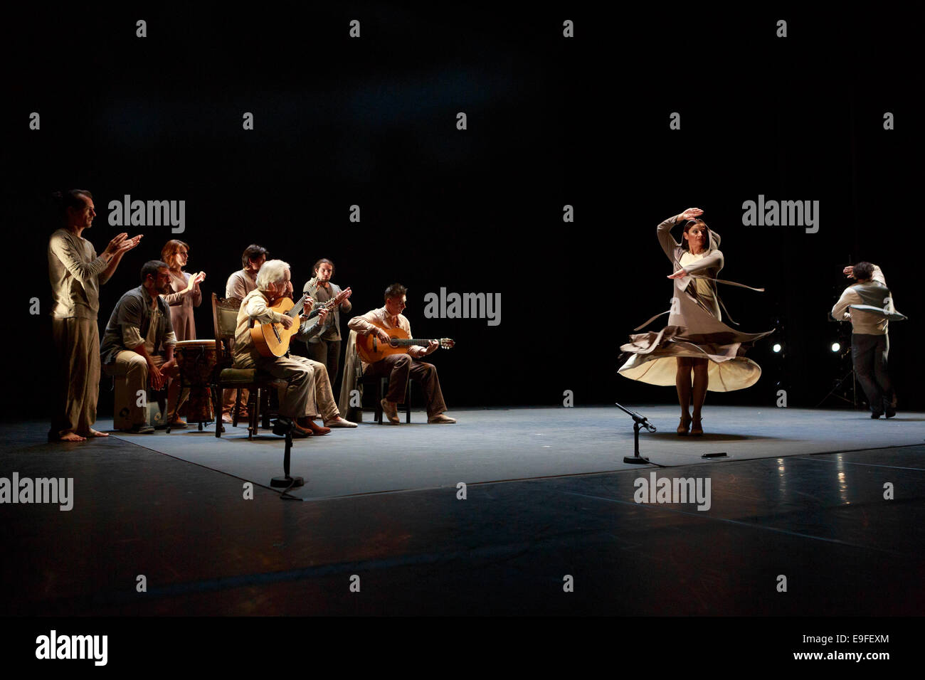 Paco Peña flamenca española con su espectáculo Patrias, explora a través de la música el emocional, física y cultural de los efectos de la guerra en S Foto de stock