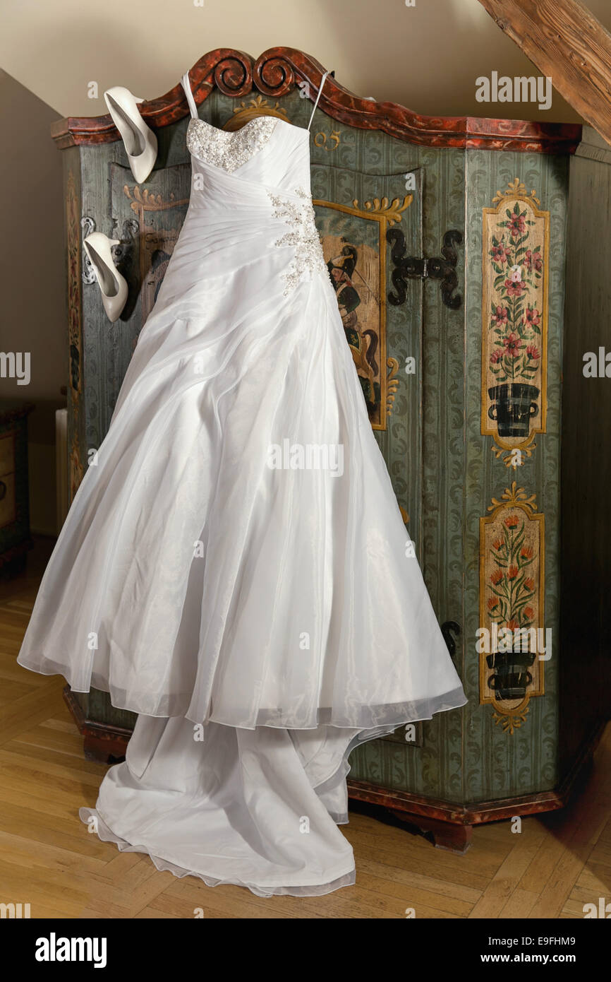 Elegante vestido blanco con botas Fotografía de stock - Alamy